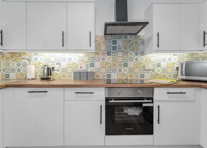 Cheerful Stays - Jamson Pl 3 Bed Apartment