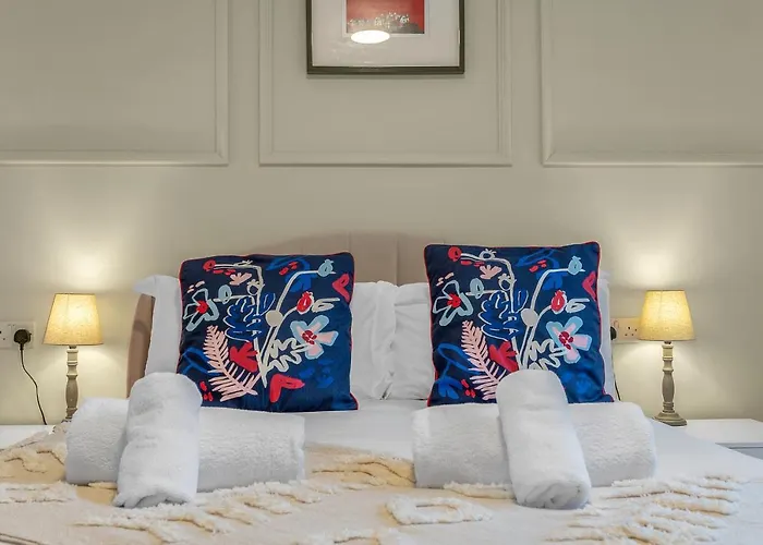 Cheerful Stays - Jamson Pl 3 Bed Apartment
